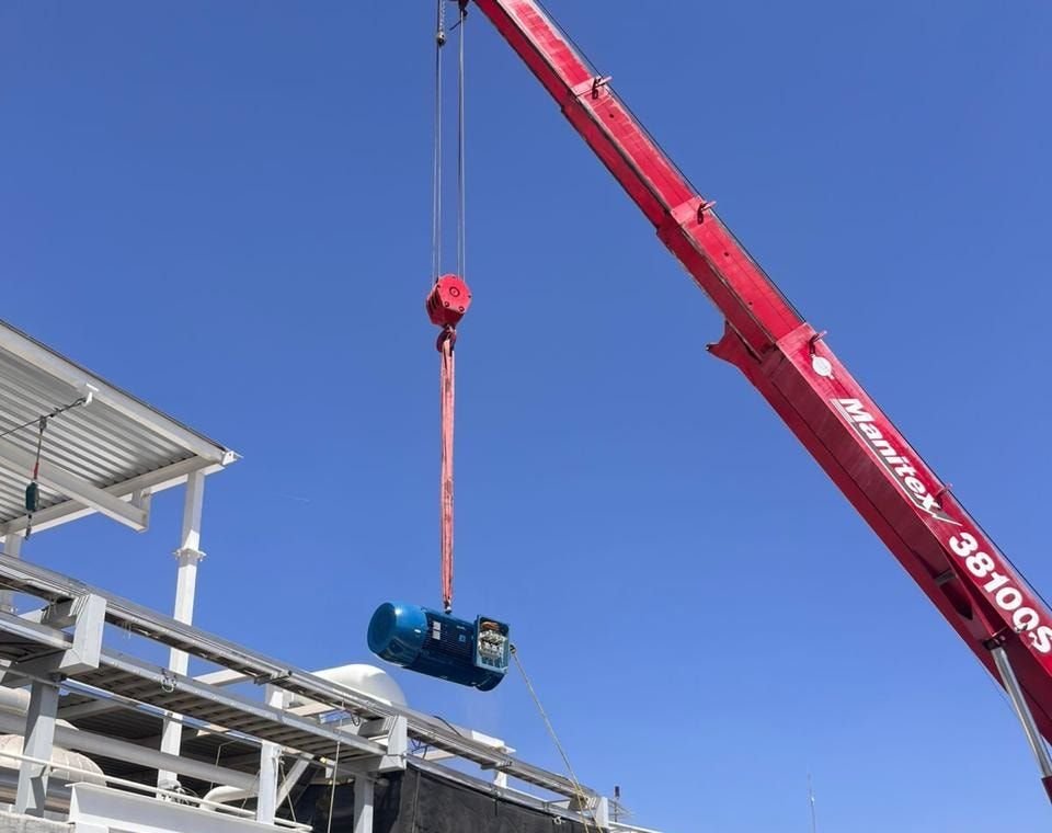Izaje de un motor eléctrico con grúa
